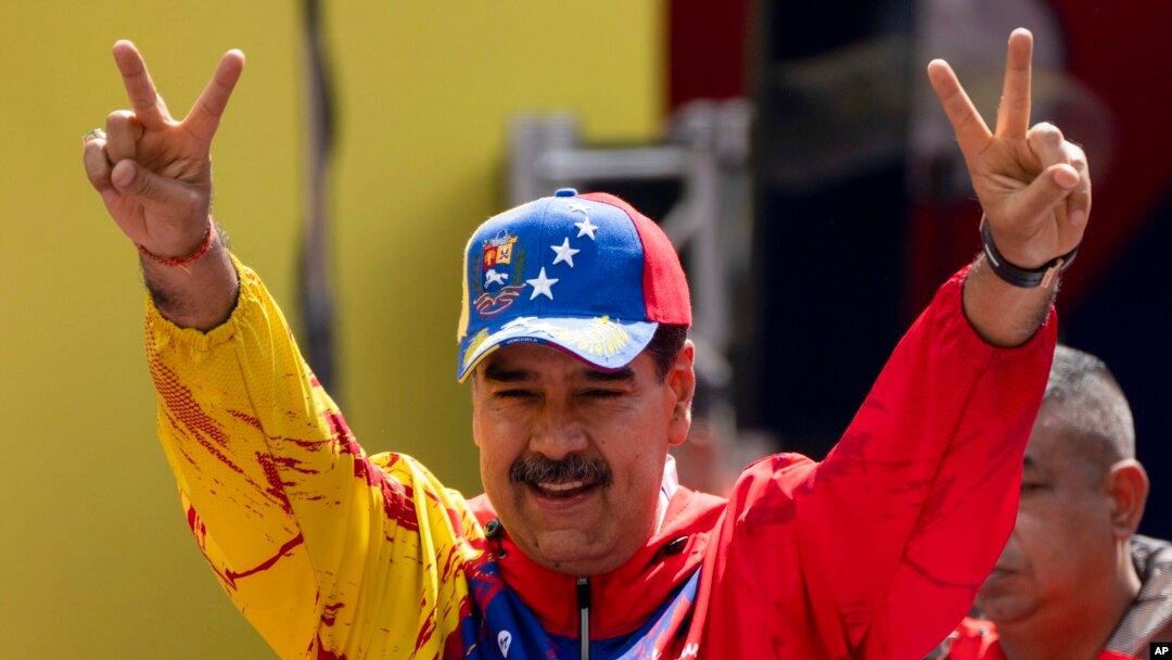 Archivo: El presidente de Venezuela, Nicolás Maduro, hace el signo de la victoria con las manos durante un acto Caracas, Venezuela, el 29 de febrero de 2024. 