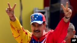 Archivo: El presidente de Venezuela, Nicolás Maduro, hace el signo de la victoria con las manos durante un acto Caracas, Venezuela, el 29 de febrero de 2024. 