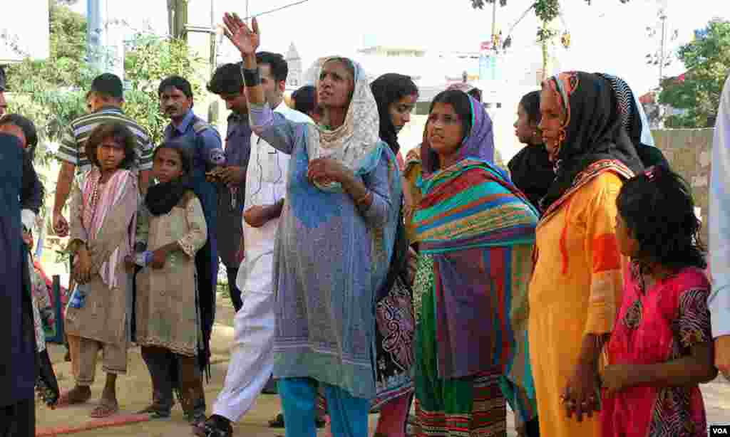 جائے حادثہ پر موجود لوگ، ان میں سے چند افراد واقعے کے عینی شاہد ہیں۔