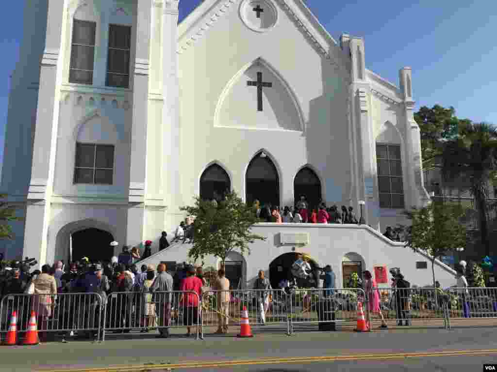 People gather ahead of worship services at the Emanuel AME Church in Charleston, South Carolina, June 21, 2015. (Jerome Socolovsky/VOA) 