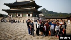 中国旅客在韩国首尔的景福宫前留念