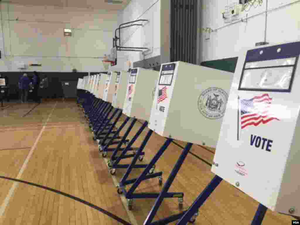 Voting booths at a polling station in Brighton Beach, Brooklyn, New York, April 19, 2016. (D. Schrier / VOA) 
