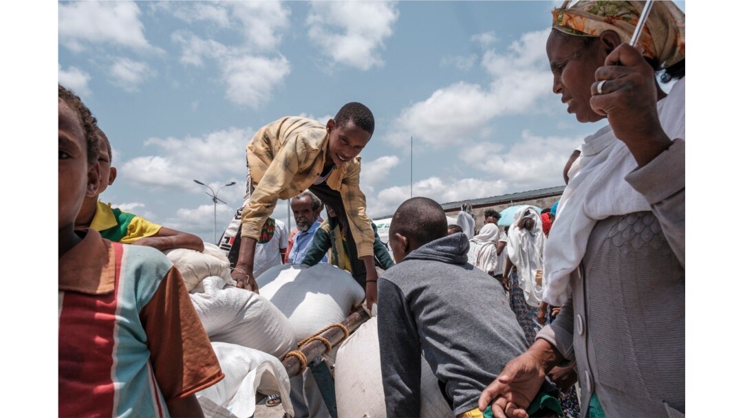Distribusi bantuan pangan yang diselenggarakan oleh pemerintah Amhara di dekat desa Baker, 50 kilometer tenggara Humera, Tigray, Ethiopia, 11 Juli 2021. (EDUARDO SOTERAS/AFP)