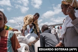 Distribusi bantuan pangan yang diselenggarakan oleh pemerintah Amhara di dekat desa Baker, 50 kilometer tenggara Humera, Tigray, Ethiopia, 11 Juli 2021. (EDUARDO SOTERAS/AFP)