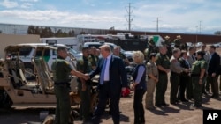 El presidente Donald Trump visita una nueva sección del muro fronterizo con México en Calexico, California, el viernes 5 de abril de 2019.
