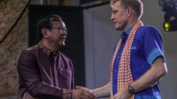 Cambodian Minister of Foreign Affairs, Prak Sokhonn, shakes hands with U.S. Ambassador to Cambodia, W. Patrick Murphy, at the 70th Anniversary of U.S.- Cambodia Diplomatic Relations celebration in Phnom Penh, Cambodia, January 8, 2020. (Aun Chhengpor/VOA Khmer)