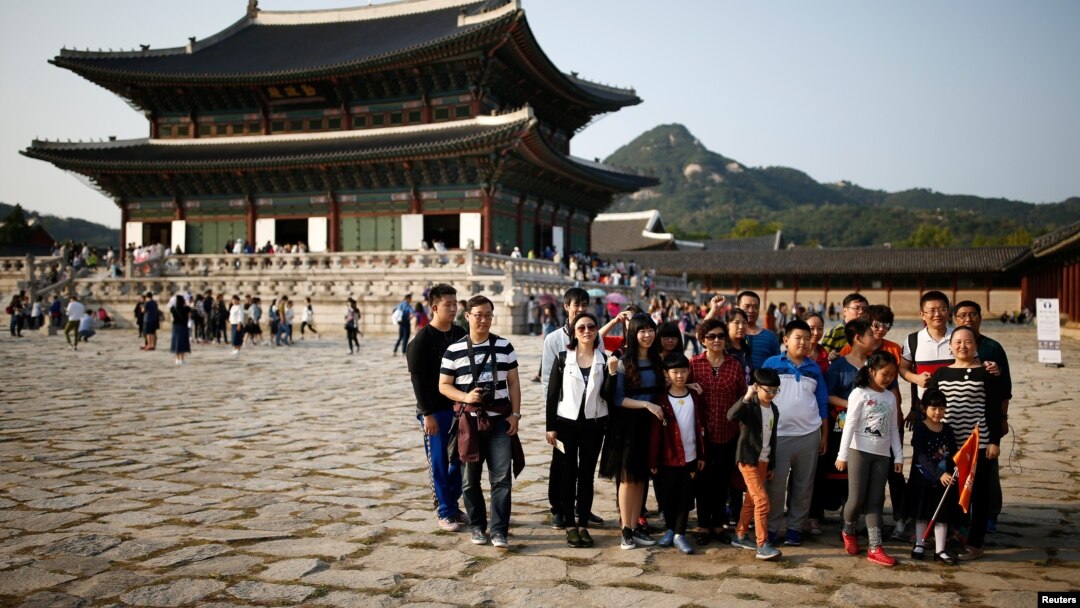 中国旅客在韩国首尔的景福宫前留念
