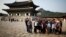 中国旅客在韩国首尔的景福宫前留念
