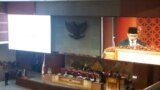 Rapat paripurna Dewan Perwakilan Rakyat (DPR) yang berlangsung di gedung MPR/DPR pada Jumat (25/5) akhirnya mengesahkan revisi Rancangan Undang-undang (RUU) tentang Pemberantasan Tindak Pidana Teorisme (foto: VOA/Fathiyah Wardah)