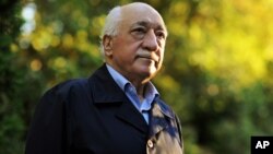 Ulama Turki, Fethullah Gulen (77 tahun) saat ini tinggal di Amerika. 