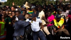 Policija pokušava da obuzda građane koji su došli da odaju poslednju poštu Nelsonu Mendeli