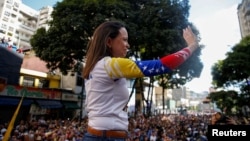 La líder opositora venezolana, María Corina Machado, saluda a sus partidarios en una protesta antes de la toma de posesión el viernes del presidente Nicolás Maduro para su tercer mandato, en Caracas, Venezuela, el 9 de enero de 2025.