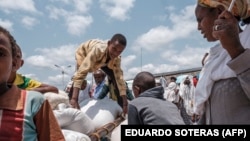 Petugas menurunkan bantuan pangan bagi para pengungsi yang menghindari kekerasan di Tigray, Ethiopia (foto: dok).
