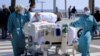 Un paciente recibe una "terapia de mar" después de pasar 114 días enfermo de COVID-19 en un hospital de Barcelona, España, el 25 de marzo de 2021.