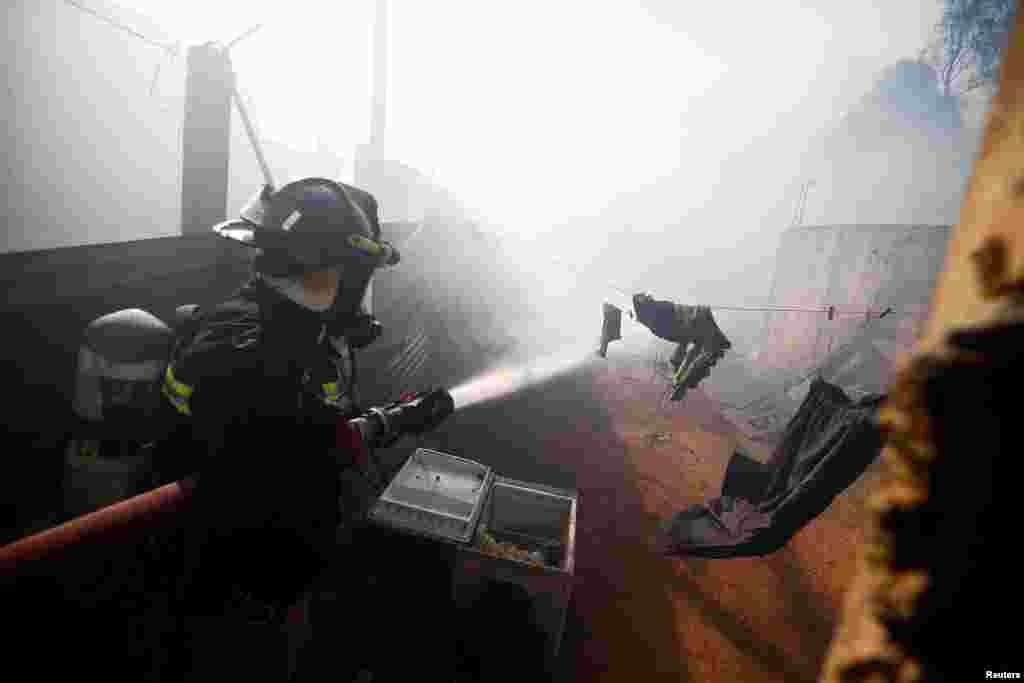 Los bomberos trabajaron durante horas para extinguir los fuegos.&nbsp;