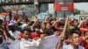 လုပ်ခလစာရရှိရေး ဘင်္ဂလားဒေ့ရှ်မှာ အထည်ချုပ်လုပ်သားတွေ ဆန္ဒပြ