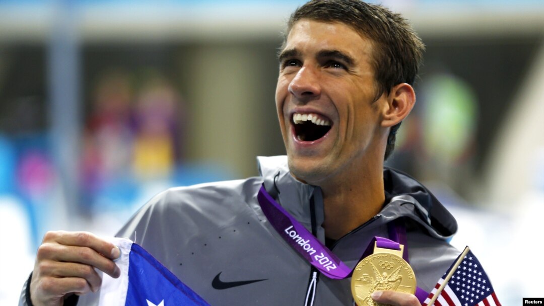 Michael Phelps cầm chiếc huy chương Olympic thứ 19 vừa được trao với thắng lợi trong bộ môn bơi tiếp sức tự do, tiếp sức 4X00 nam