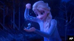 Cuplikan adegan Elsa menaburkan salju ke salamander bernama Bruni dalam film "Frozen 2". (Photo: Disney via AP)