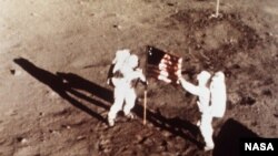 Les astronautes Neil Armstrong et Buzz Aldrin, devant le drapeau américain déployé sur la Lune le 20 juillet 1969 (Photo AP) 