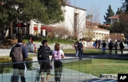 Siswa berjalan melewati kampus Claremont McKenna College di Claremont, California. (Foto: AP)