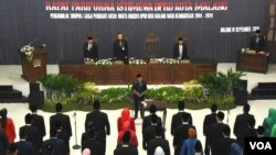 PAW 40 Anggota DPRD Kota Malang dilantik dan diambil sumpah dan janji di Gedung DPRD Kota Malang. (Foto: Petrus Riski/VOA)