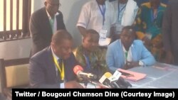 Le nouveau président de la Fédération béninoise de football (FBF), Mathurin De Chacus président des Dragons de l'Ouémé (un des clubs phares du pays) donne une conférence de presse à Porto Novo, Benin, 25 août 2018. (Twitter/Bougouri Chamson Dine)