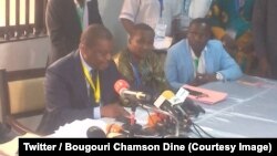 Le nouveau président de la Fédération béninoise de football (FBF), Mathurin De Chacus président des Dragons de l'Ouémé (un des clubs phares du pays) donne une conférence de presse à Porto Novo, Benin, 25 août 2018. (Twitter/Bougouri Chamson Dine)