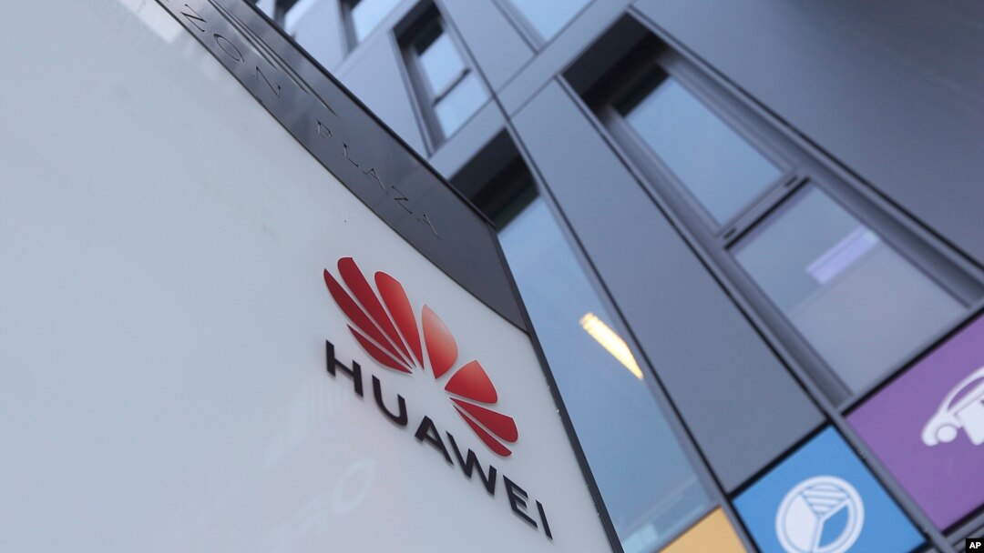 
El logotipo de Huawei mostrado en la oficina principal del gigante tecnológico chino Huawei en Varsovia, Polonia.