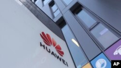 
El logotipo de Huawei mostrado en la oficina principal del gigante tecnológico chino Huawei en Varsovia, Polonia.