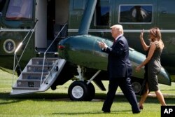 El presidente Donald Trump y la primera dama Melania Trump saludan a espectadores mientras caminan hacia el helicóptero oficial que los llevó al retiro campestre presidencial de Camp David, en Maryland. Sept.8, 2017.