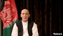 El expresidente afgano Ashraf Ghani pronuncia un discurso sobre los últimos acontecimientos en el país desde su exilio en los Emiratos Árabes Unidos. [Foto tomada de un video de las redes sociales el 18 de agosto de 2021].