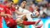 2일 (현지 시간) 캐나다 밴쿠버에서 열린 2026 피파 월드컵 스위스-알제리 경기에서 스위스의 레모 프룰러(왼쪽)와 알제리의 파레스 차이비가 볼 경합을 벌이고 있다.