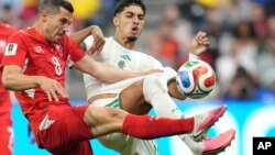 2일 (현지 시간) 캐나다 밴쿠버에서 열린 2026 피파 월드컵 스위스-알제리 경기에서 스위스의 레모 프룰러(왼쪽)와 알제리의 파레스 차이비가 볼 경합을 벌이고 있다.