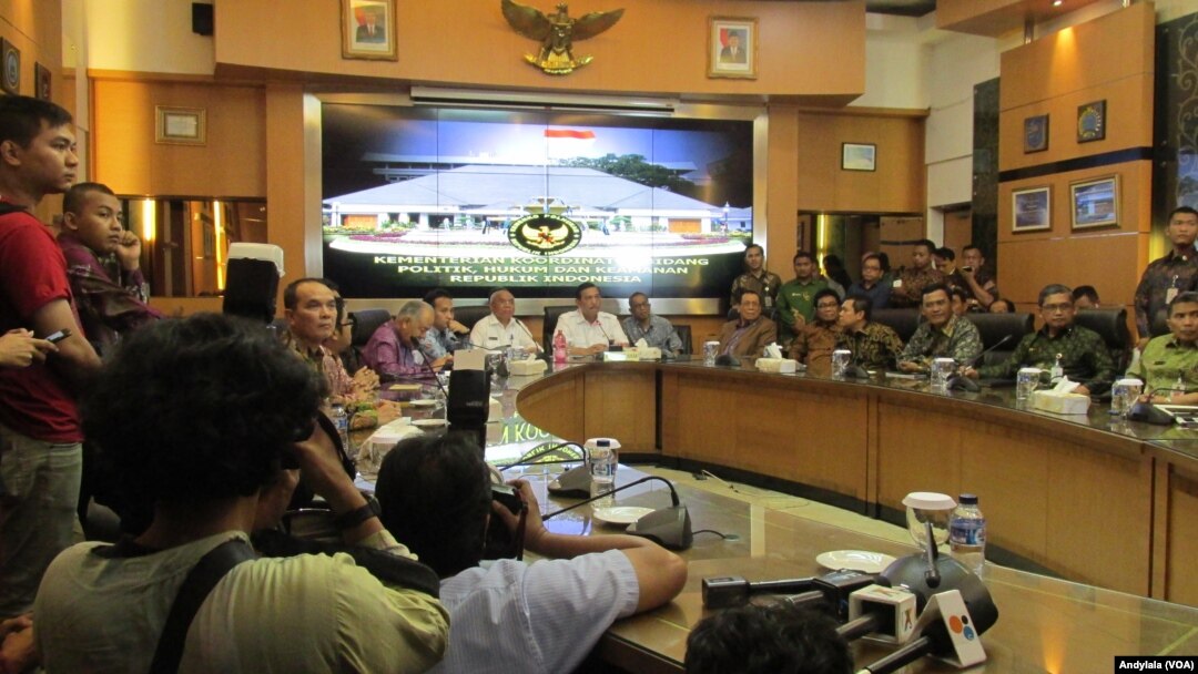 Menko Polhukam Luhut Binsar Panjaitan, di kantor Menko Polhukam, Jakarta, Jumat, 11 Desember 2015 memastikan siap dimintai keterangan oleh Mahkamah Kehormatan Dewan.(Foto: VOA/Andylala).