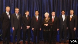 Líderes empresariales y el alcalde de Chicago, Richard Daley y su esposa Maggie, posan junto al presidente de China, Hu Jintao.