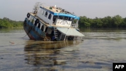 Un tanquero bangladeshi a medio hundir en el río Sela en la Sandarbans, amenaza con afectar el medioambiente con un derrame de aceite.