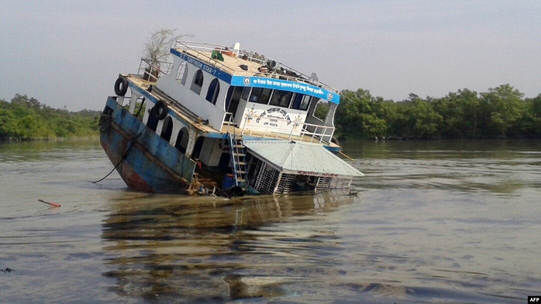 Sebuah kapal tanker Bangladesh ternggelam di Sungai Sela di Sundarbans, menumpahkan minyak yang mengancam lingkungan sekitarnya (9/12).
