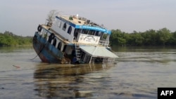 Sebuah kapal tanker Bangladesh ternggelam di Sungai Sela di Sundarbans, menumpahkan minyak yang mengancam lingkungan sekitarnya (9/12).