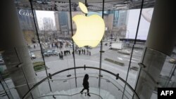 2012年2月22日，从上海的苹果商店向外张望。