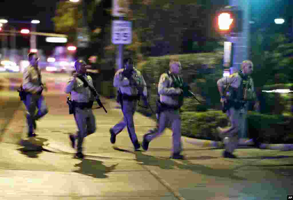 La police court vers la salle de concert après la fusillade lors d&#39;un festival de musique, à Las Vegas, le 1er octobre 2017.