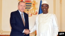 Le président turc Recep Tayyip Erdogan, à gauche, serre la main de son hologue tchadien Idriss Deby avant une réunion au palais présidentiel, à N'Djamena, le 26 décembre 2017.