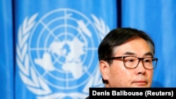 James Zhan, Direktur Divisi Investasi dan Perusahaan dari badan PBB, UNCTAD, dalam konferensi pers di Jenewa, Swiss, 5 Februari 2018 (Foto: REUTERS/Denis Balibouse)