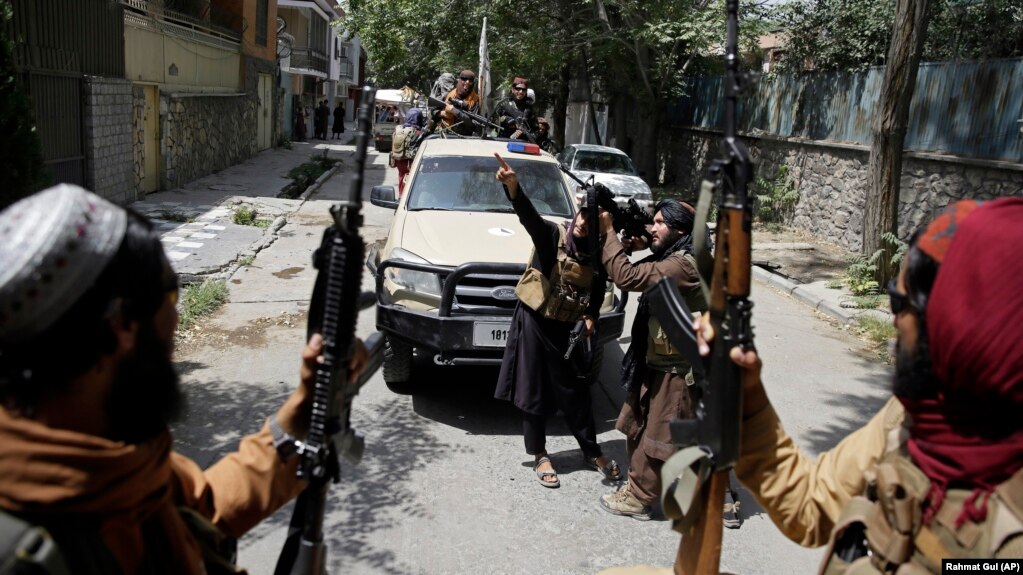 在喀布尔街头巡逻的塔利班士兵。（2021年8月19日）
