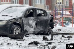 Esta fotografía publicada en la cuenta oficial de Telegram del gobernador de la región de Belgorod, Vyacheslav Gladkov, el 5 de enero de 2024, muestra un coche destruido tras un ataque con misiles en Belgorod.