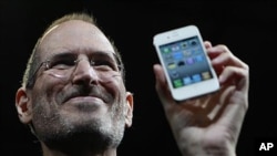 Apple founder Steve Jobs holds the new iPhone 4 during the Apple Worldwide Developers Conference in San Francisco, California, June 7, 2010.