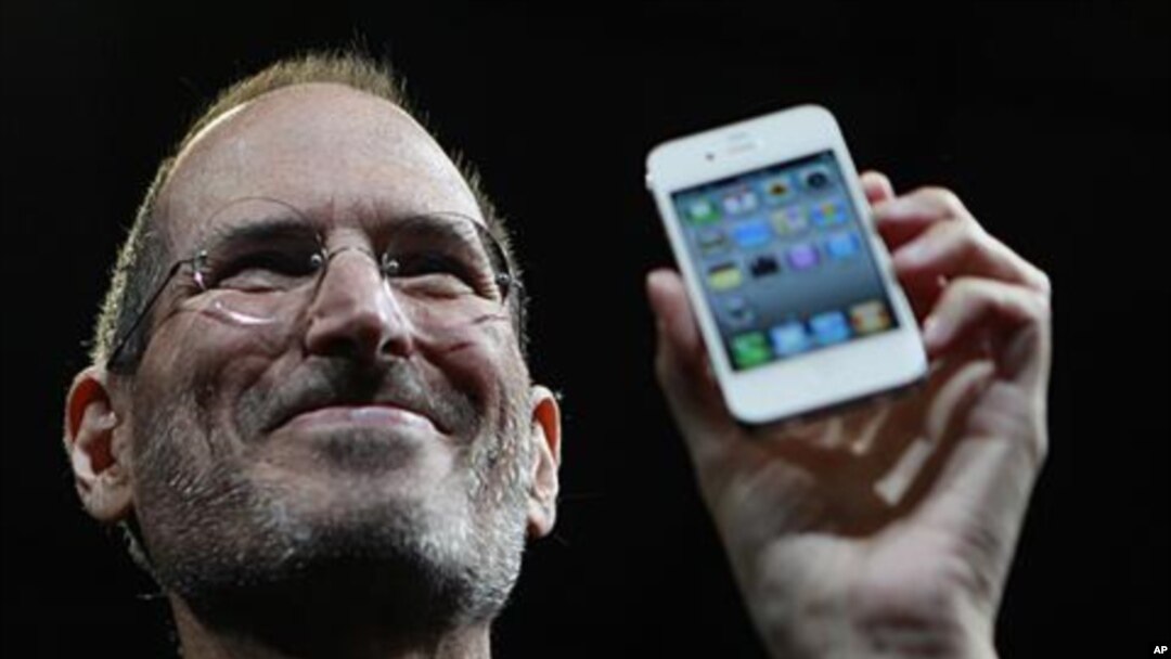 Apple founder Steve Jobs holds the new iPhone 4 during the Apple Worldwide Developers Conference in San Francisco, California, June 7, 2010.