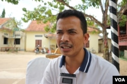 FILE - Chhorn Chansy,​ a former journalist of the Cambodia Daily, speaks to VOA in Phnom Penh, on March 19, 2019. (Kann Vicheika/VOA Khmer)