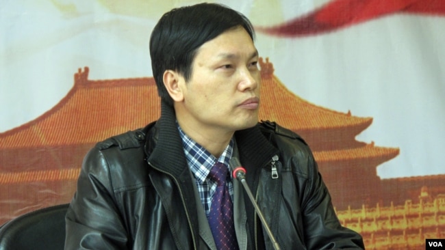 北京理工大学经济学教授胡星斗(2010年12月美国之音张楠拍摄)