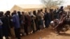 Distribution de coupons alimentaires à 5 000 personnes dans le Soum, au nord du Burkina Faso, le 26 mars 2017. (Idrissa Savadogo / CICR)