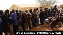 Distribution de coupons alimentaires à 5 000 personnes dans le Soum, au nord du Burkina Faso, le 26 mars 2017. (Idrissa Savadogo / CICR)